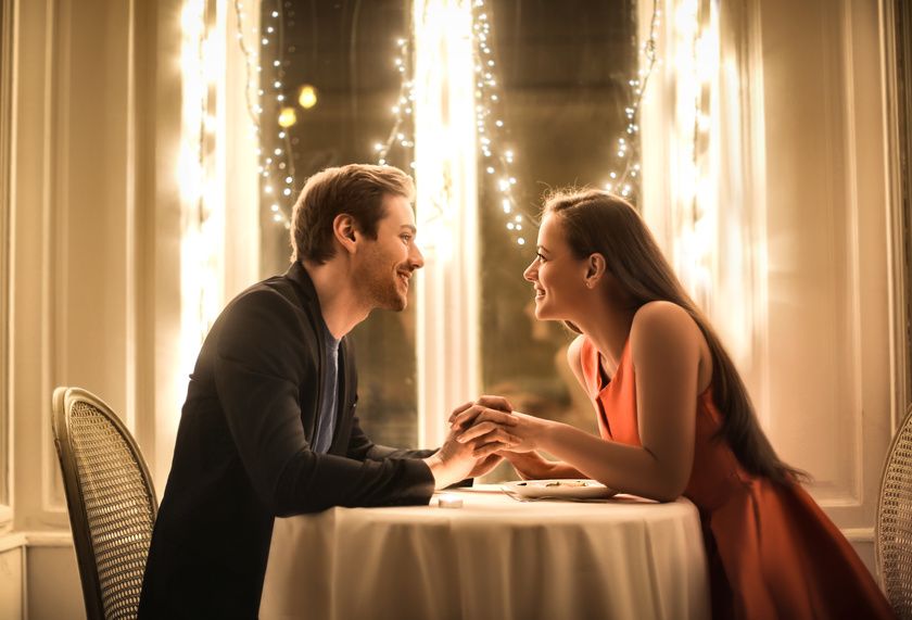 Ein christliches Paar bei einem Date in einem Restaurant