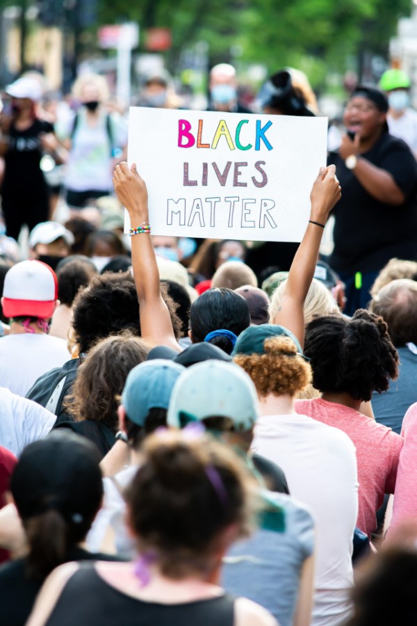 Black Queer Lives Matter Schild bei einer Demo