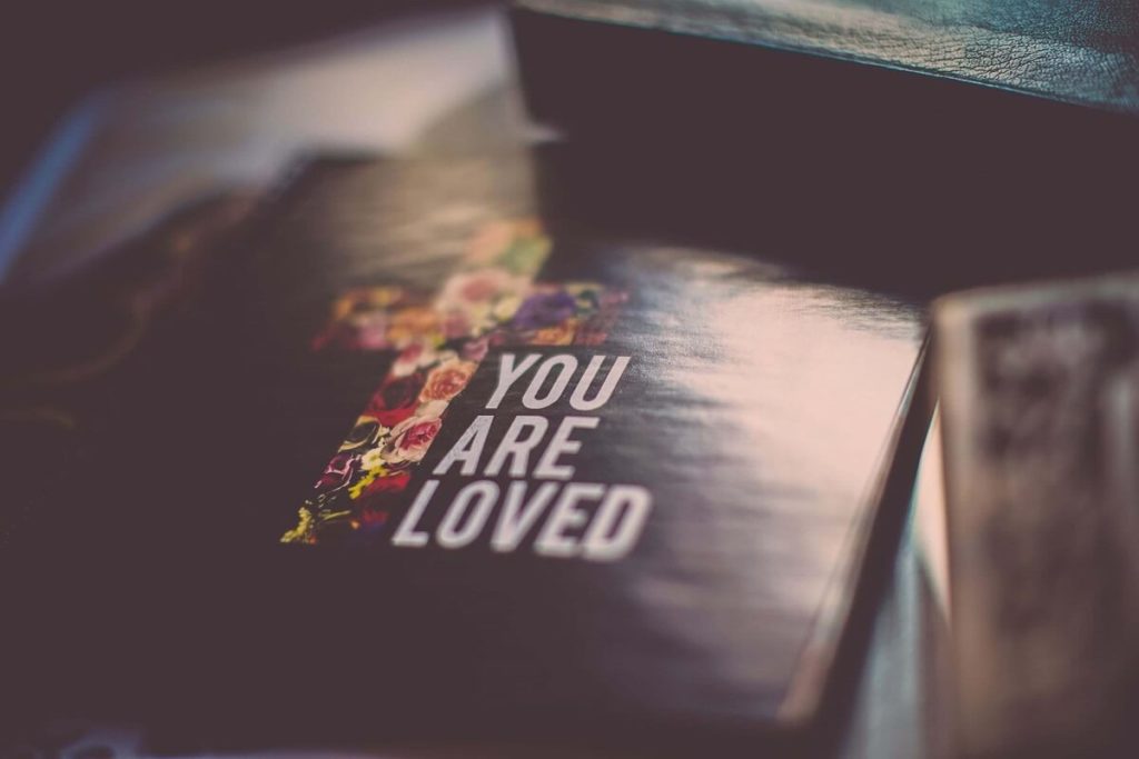 Religiöses christliches Buch, das zeigt: "Du bist geliebt"