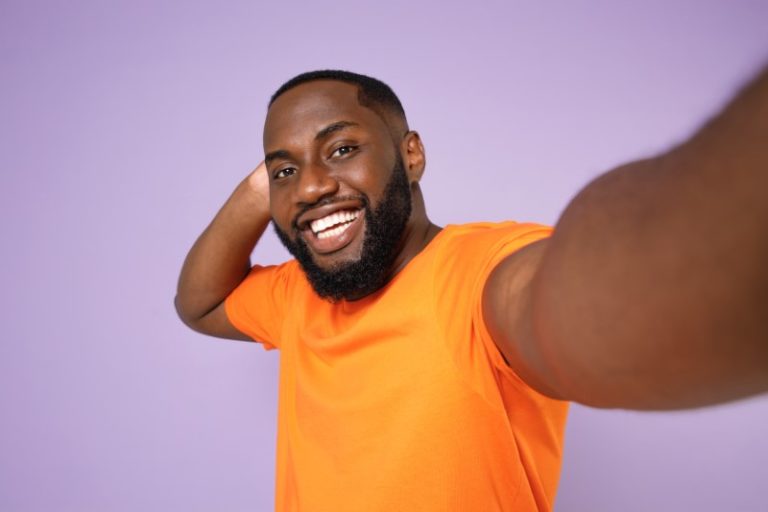 Selfie eines lachenden Mannes für sein Dating-Profil